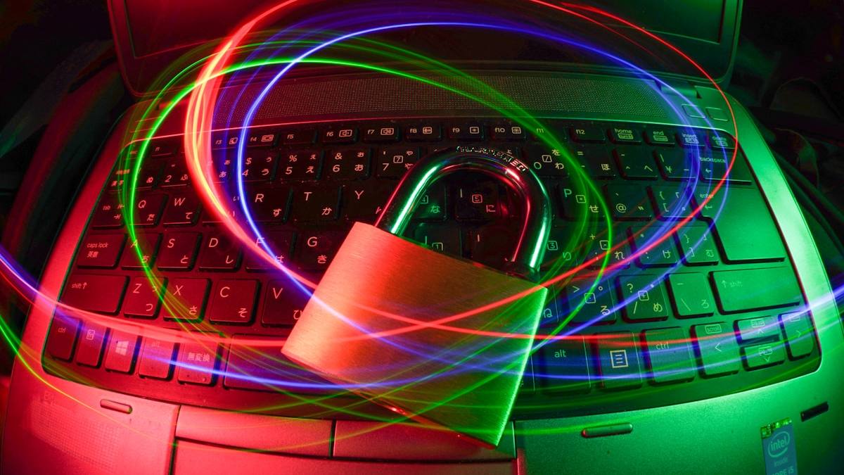 Gembok keamanan di atas keyboard laptop melambangkan perlindungan data pribadi